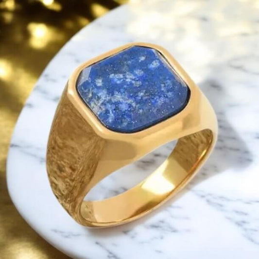 Goldener Ring mit quadratischem Lapislazuli – elegantes Schmuckstück für klare Akzente