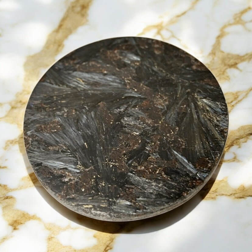 Granat & Astrophylit Scheibe – Tiefrote Naturkunst für stilvolle Wohnakzente