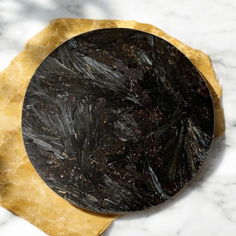 Granat & Astrophylit Scheibe – Tiefrote Naturkunst für stilvolle Wohnakzente