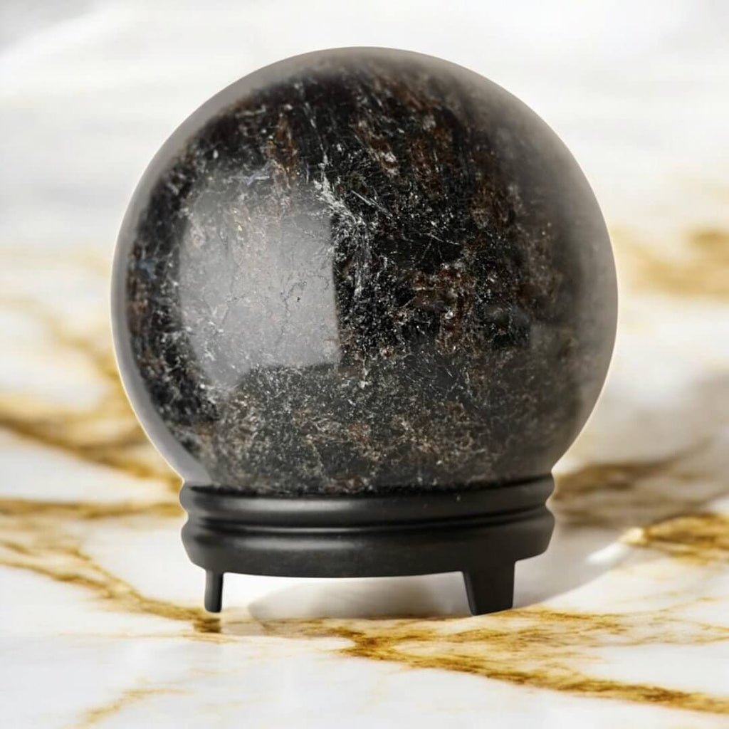 Natürliche Granat-Astrophyllit Kugel – markantes Dekorstück für Räume