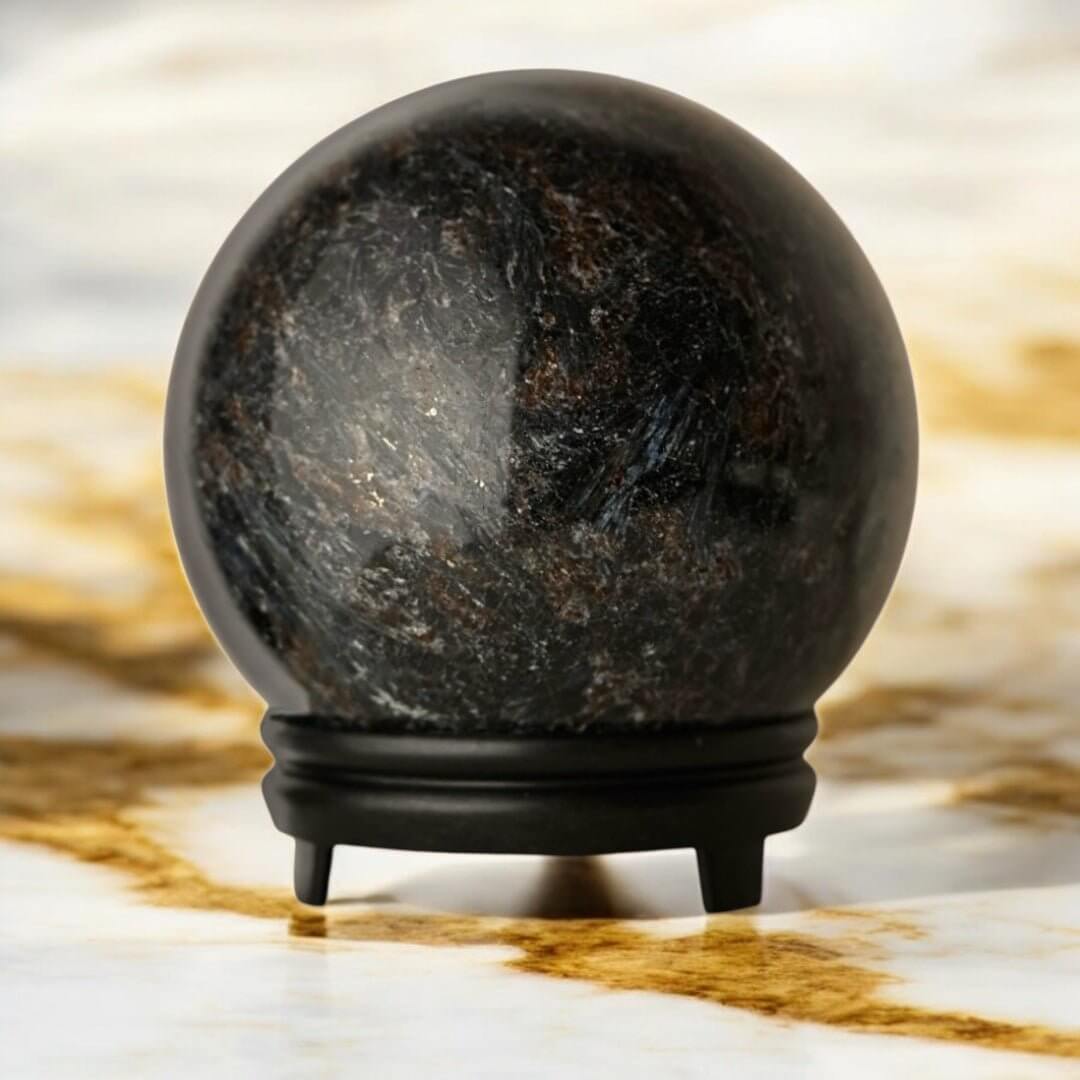 Natürliche Granat-Astrophyllit Kugel – markantes Dekorstück für Räume