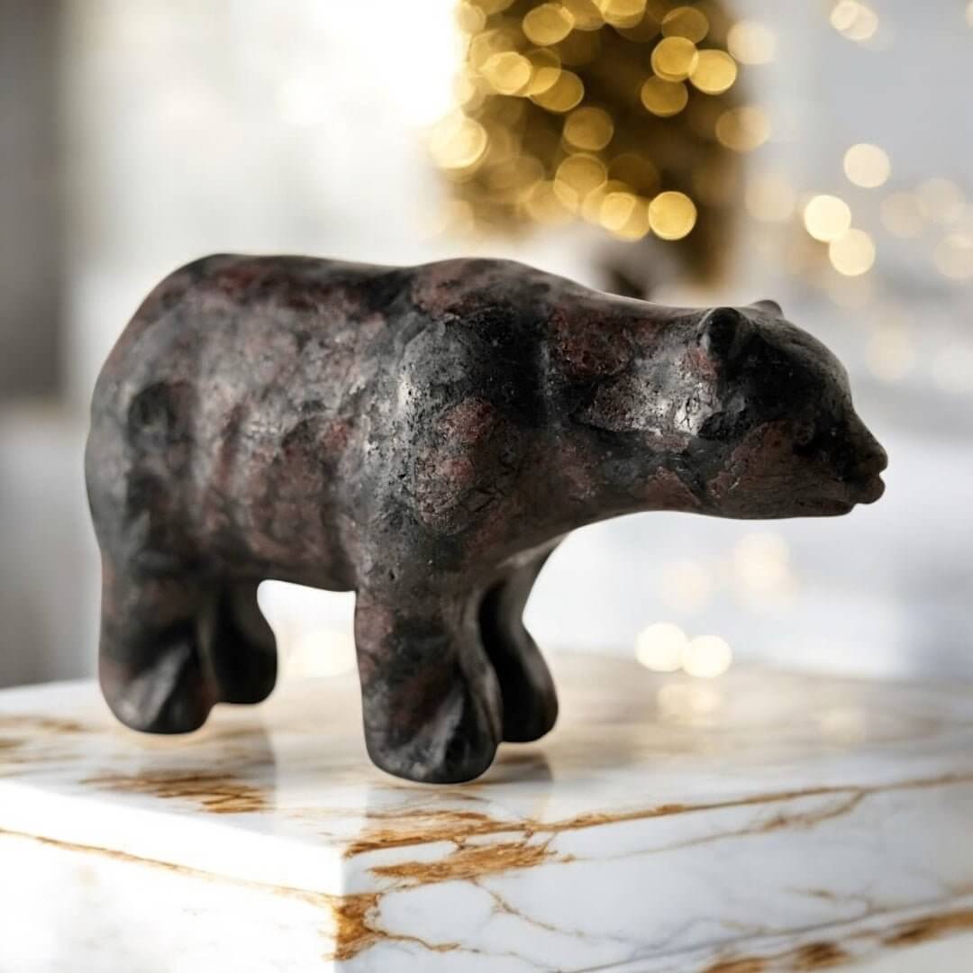 Granat Bär – Kleine Naturfigur in tiefem Rot für charmante Dekoration
