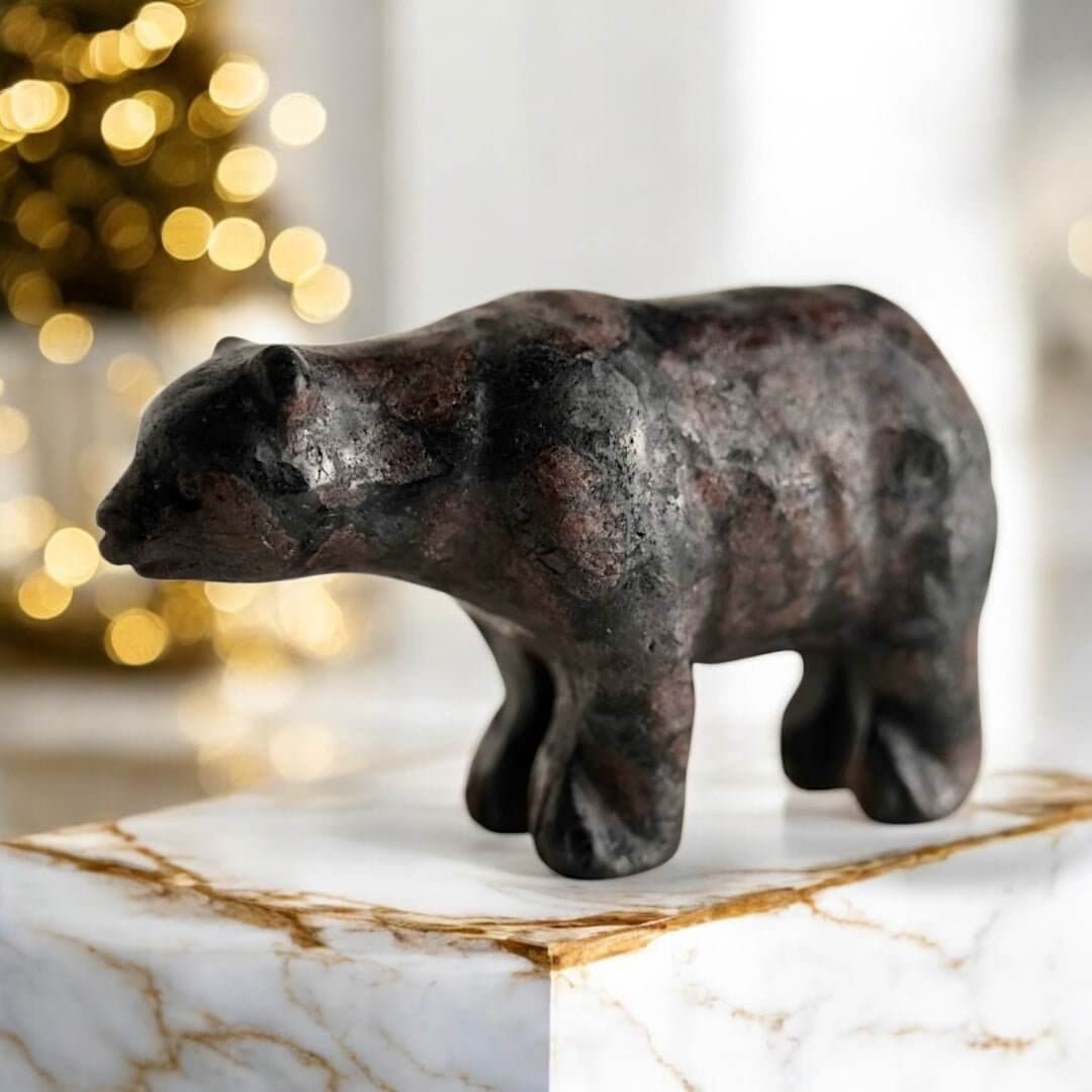 Granat Bär – Kleine Naturfigur in tiefem Rot für charmante Dekoration