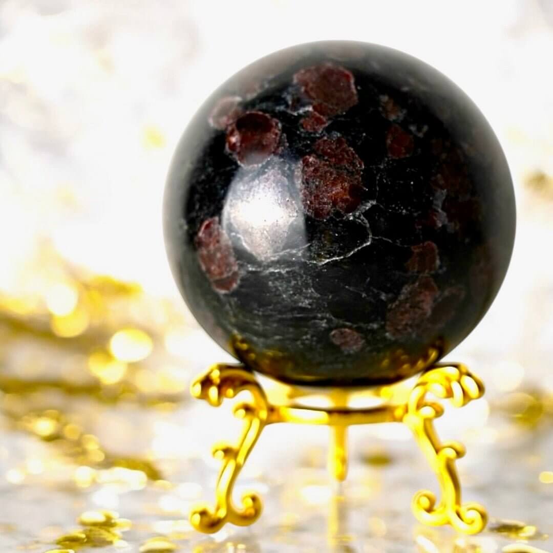 Granat Kugel - Belebende Strukturen & Farben