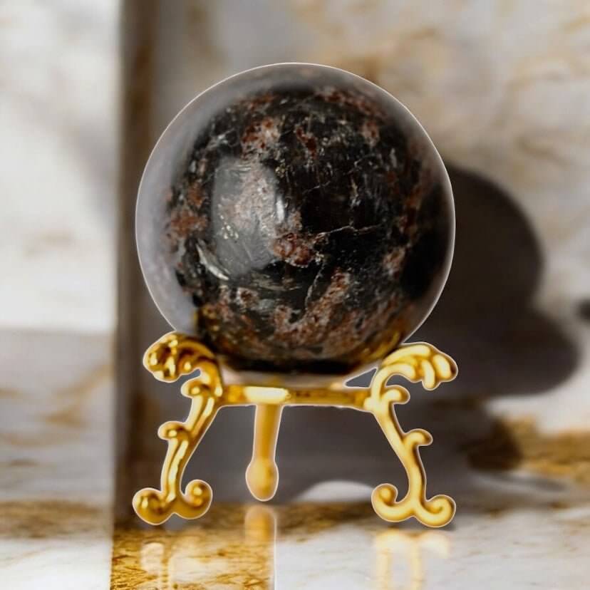 Granat Kugel – harmonisches Dekorstück mit lebendiger Farbwirkung