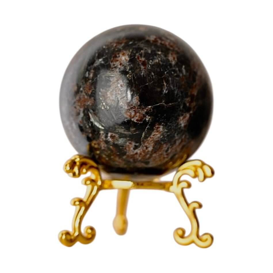 Granat Kugel – harmonisches Dekorstück mit lebendiger Farbwirkung