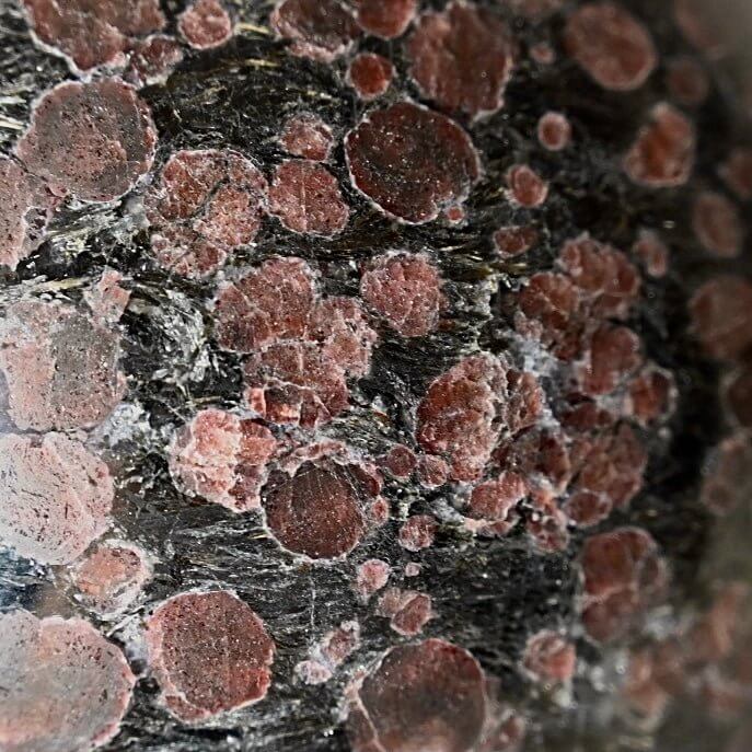 Große Granat Kugel – intensives Farbspiel aus der Natur