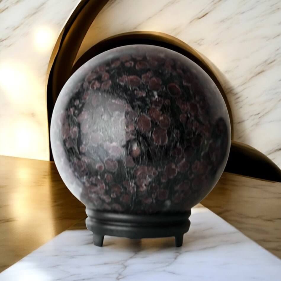 Große Granat Kugel – intensives Farbspiel aus der Natur