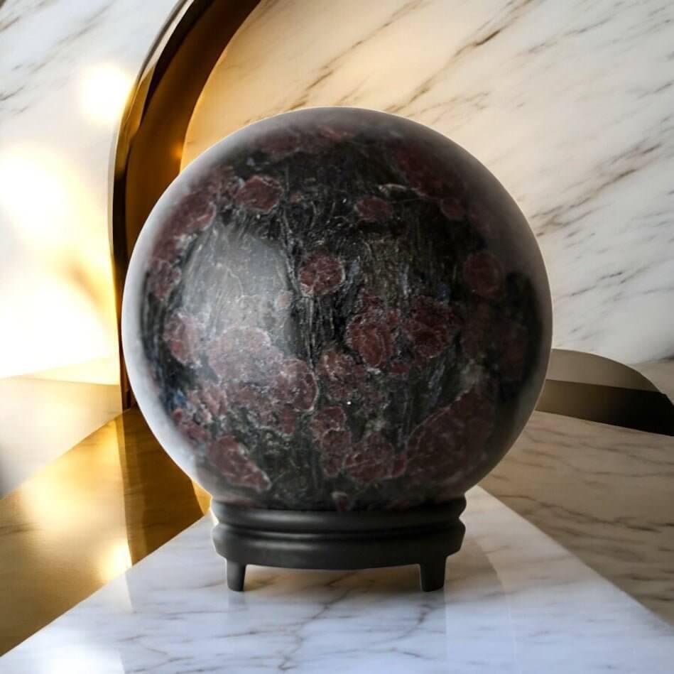 Große Granat Kugel – intensives Rot als dekoratives Edelstein-Highlight