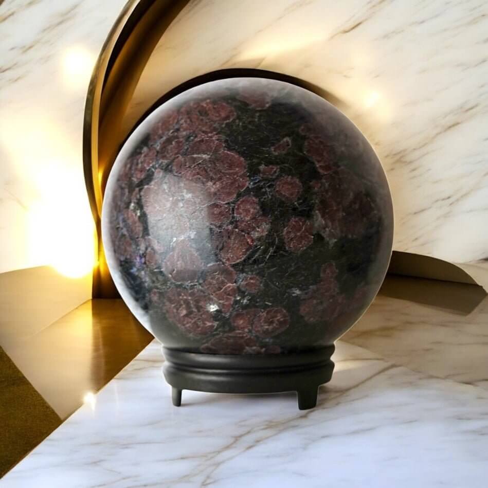 Große Granat Kugel – intensives Rot als dekoratives Edelstein-Highlight