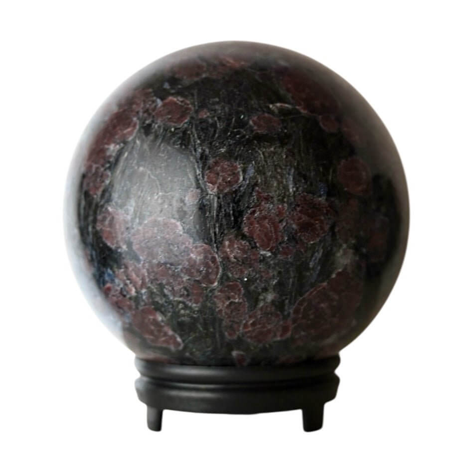 Große Granat Kugel – intensives Rot als dekoratives Edelstein-Highlight