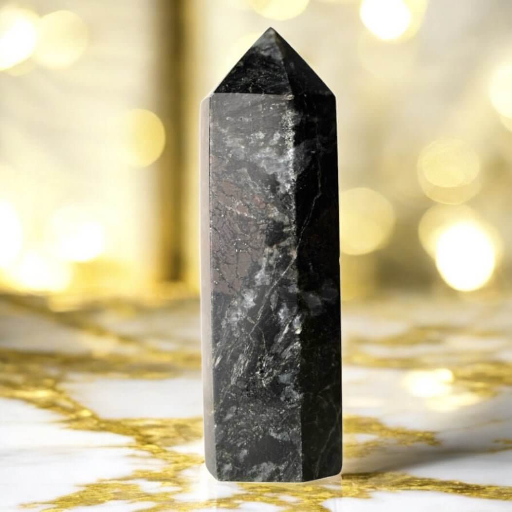 Granat Obelisk – tiefrote Eleganz als stilvolles Dekor