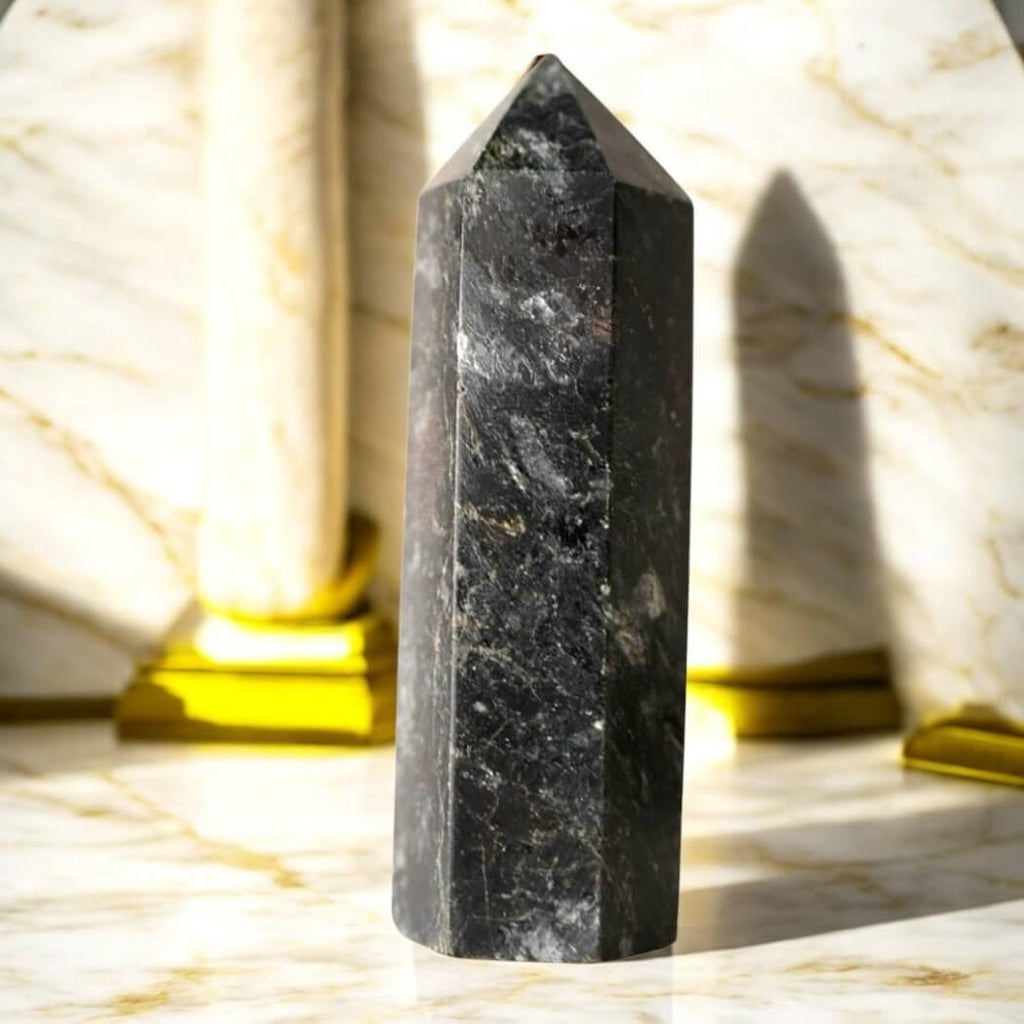 Granat Obelisk – tiefrote Eleganz als stilvolles Dekor