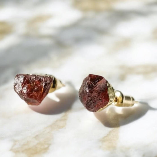 Elegante Stecker in Gold mit natürlichem Granat