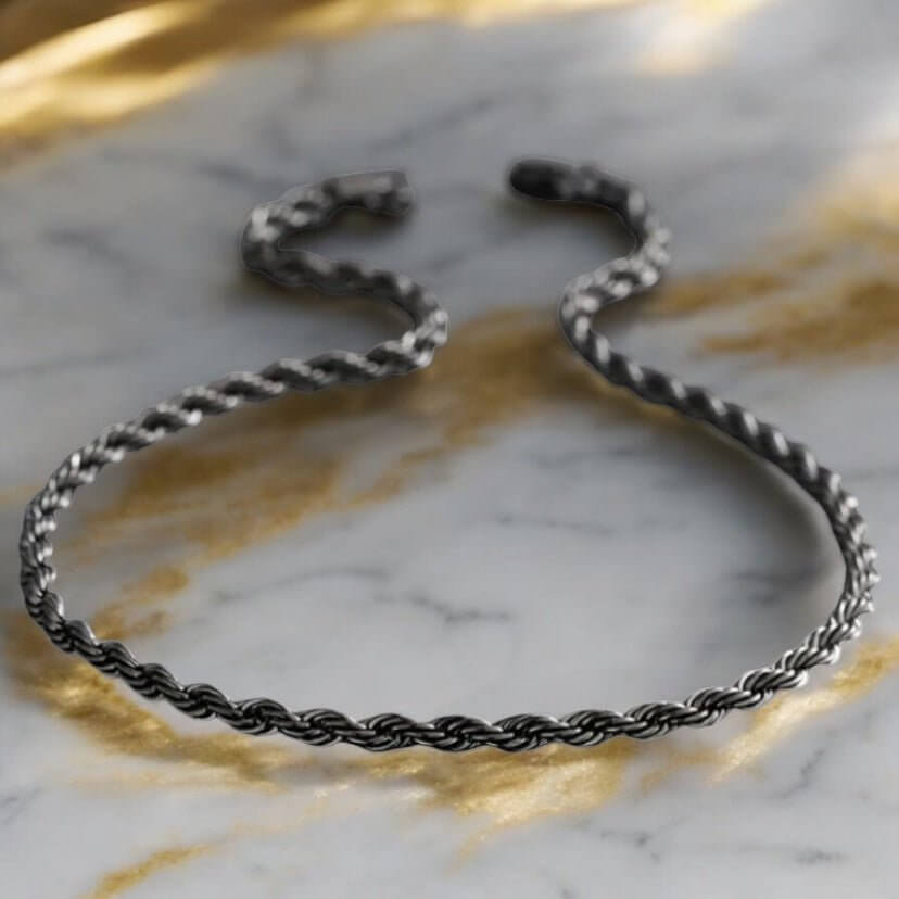 Schwarze gedrehte Halskette – Ausdrucksstark und elegant