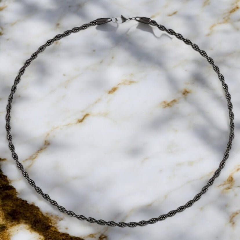 Schwarze gedrehte Halskette – Ausdrucksstark und elegant