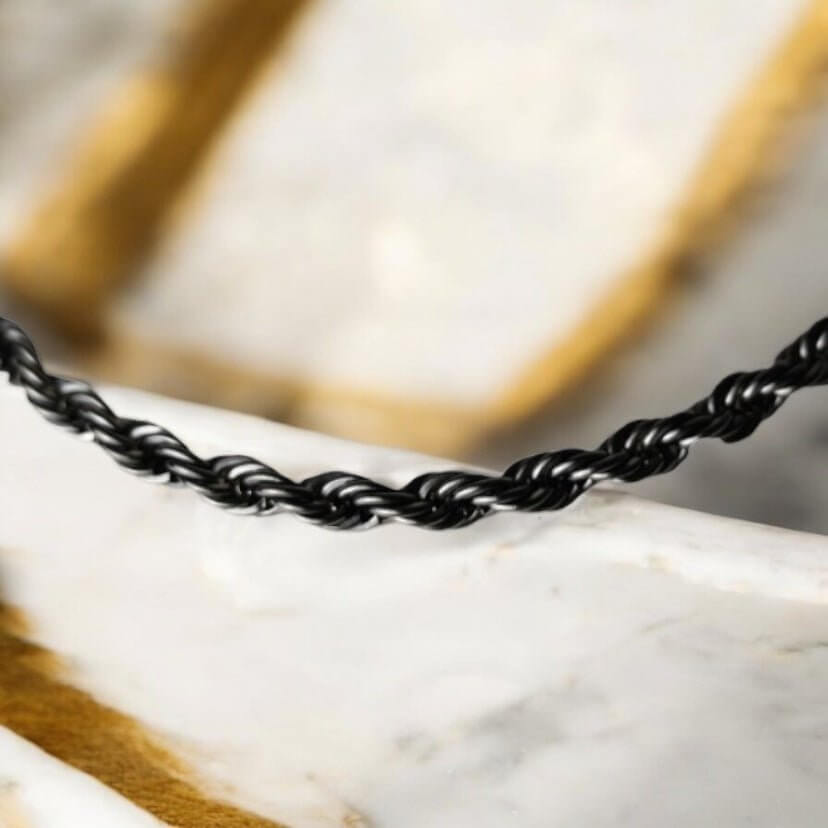 Schwarze gedrehte Halskette – Ausdrucksstark und elegant