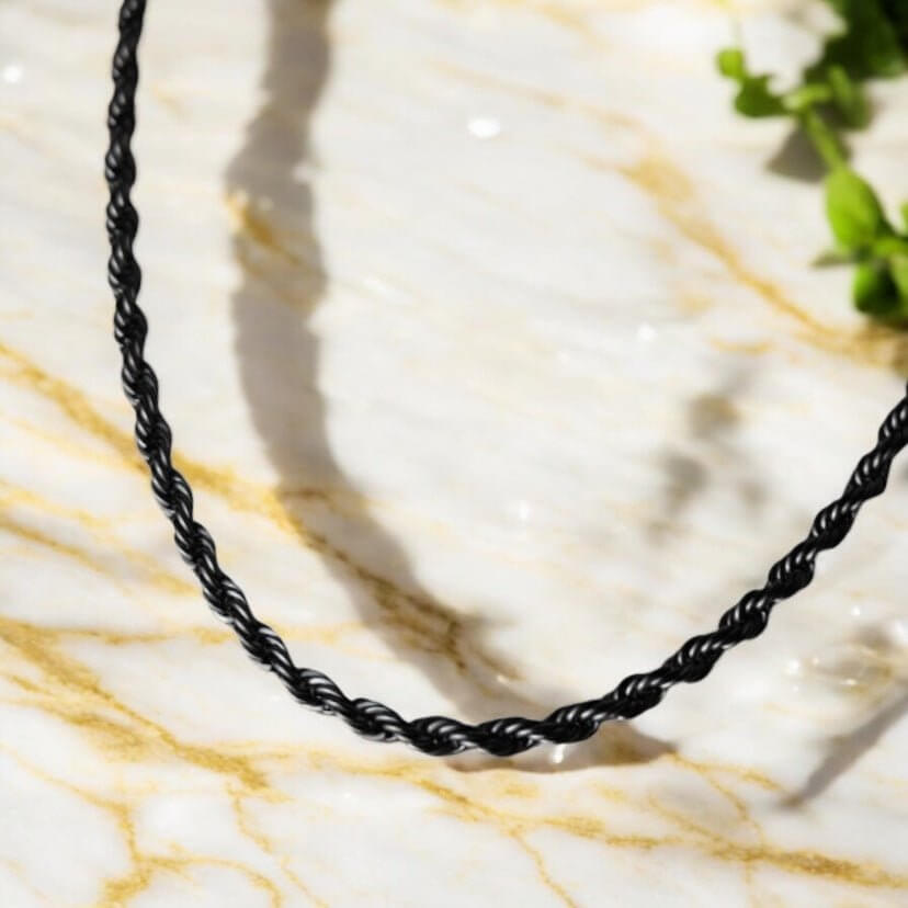 Schwarze gedrehte Halskette – Ausdrucksstark und elegant