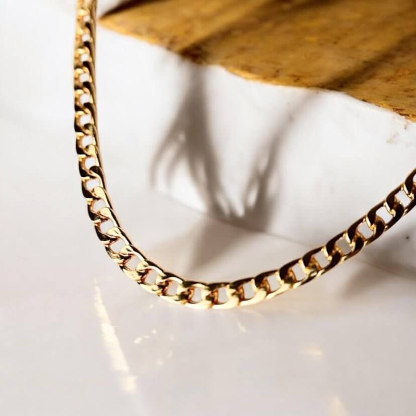 Goldene Glieder-Halskette – Ausdrucksstark und elegant