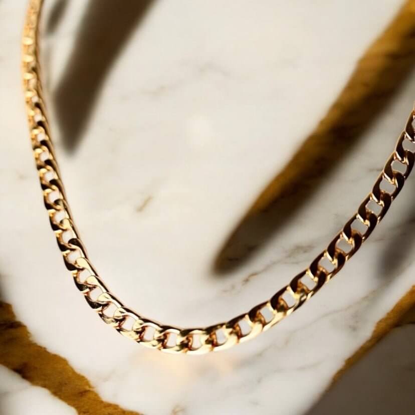 Goldene Glieder-Halskette – Ausdrucksstark und elegant
