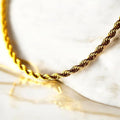 Goldene gedrehte Halskette – Ausdrucksstark und elegant