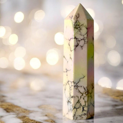 Howlit Aura Obelisk - Schimmernde Leichtigkeit