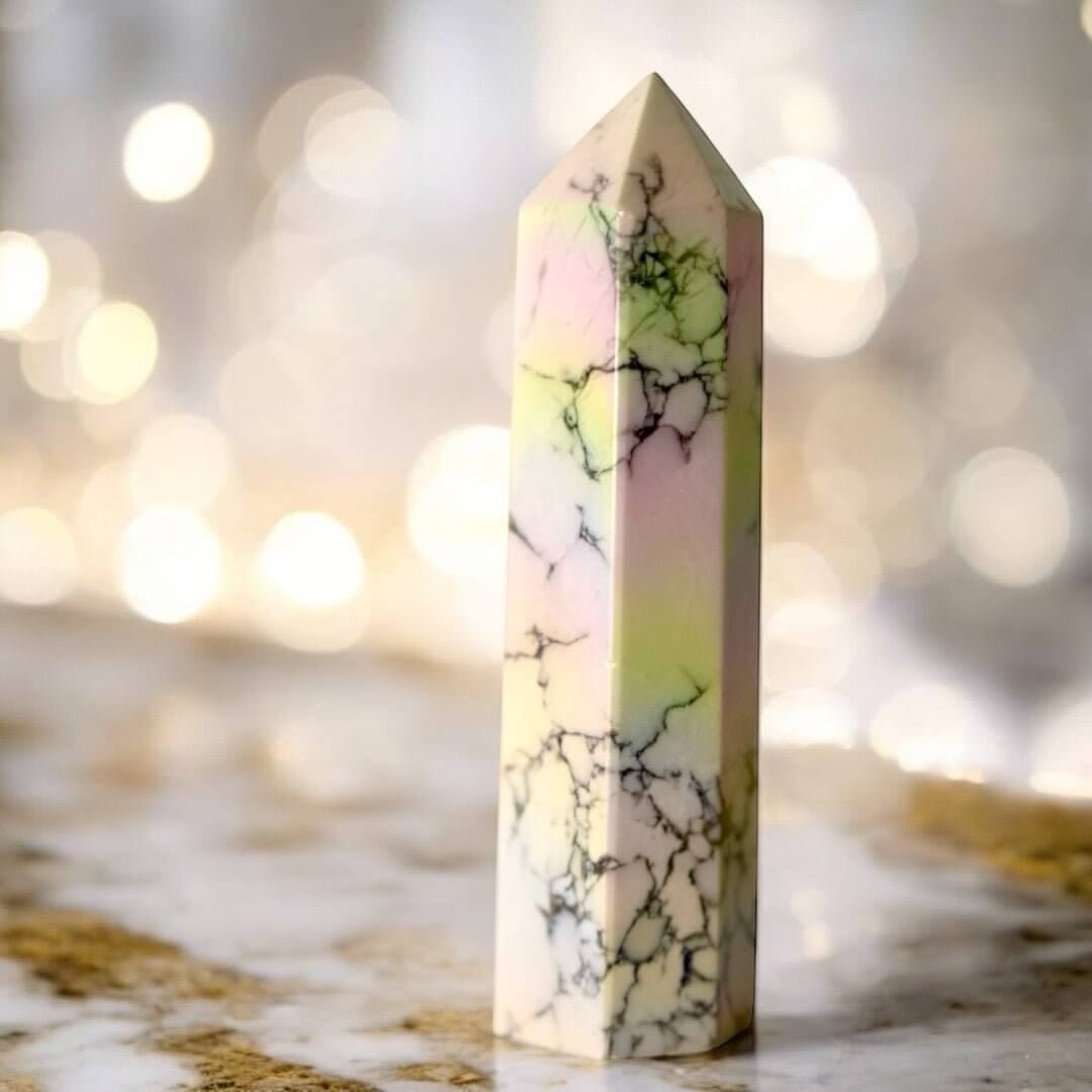 Aura Howlit Obelisk - Schimmernde Leichtigkeit