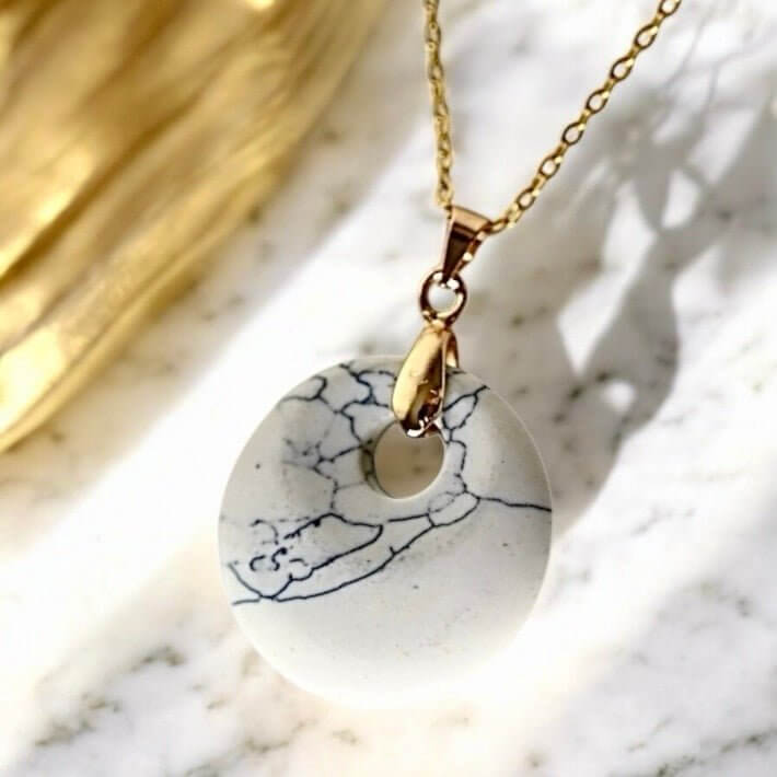 Goldene Kette mit rundem Howlit-Anhänger