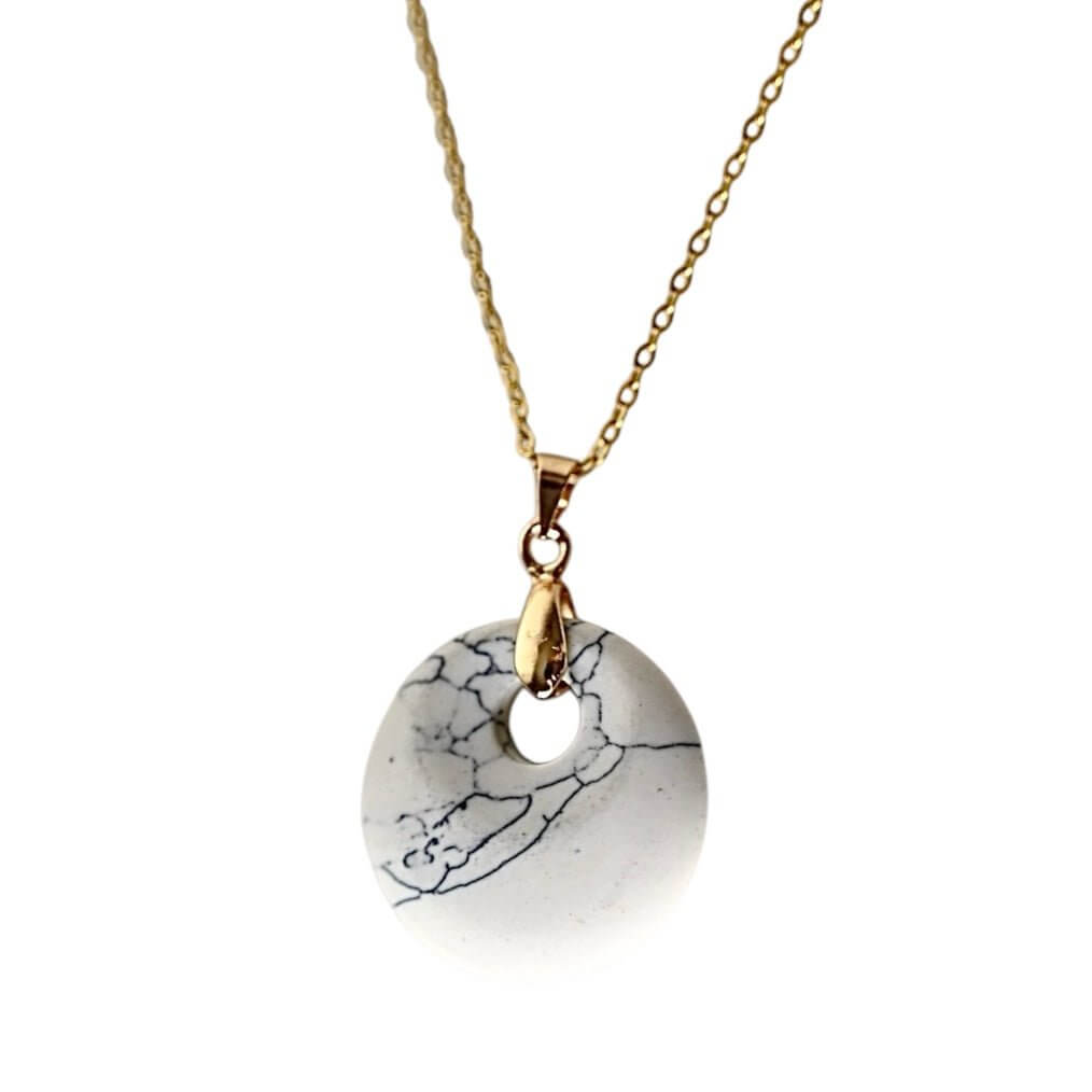 Goldene Kette mit rundem Howlit-Anhänger