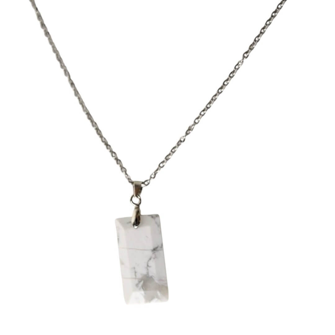 Silberne Kette mit geschliffenen Howlit-Anhänger