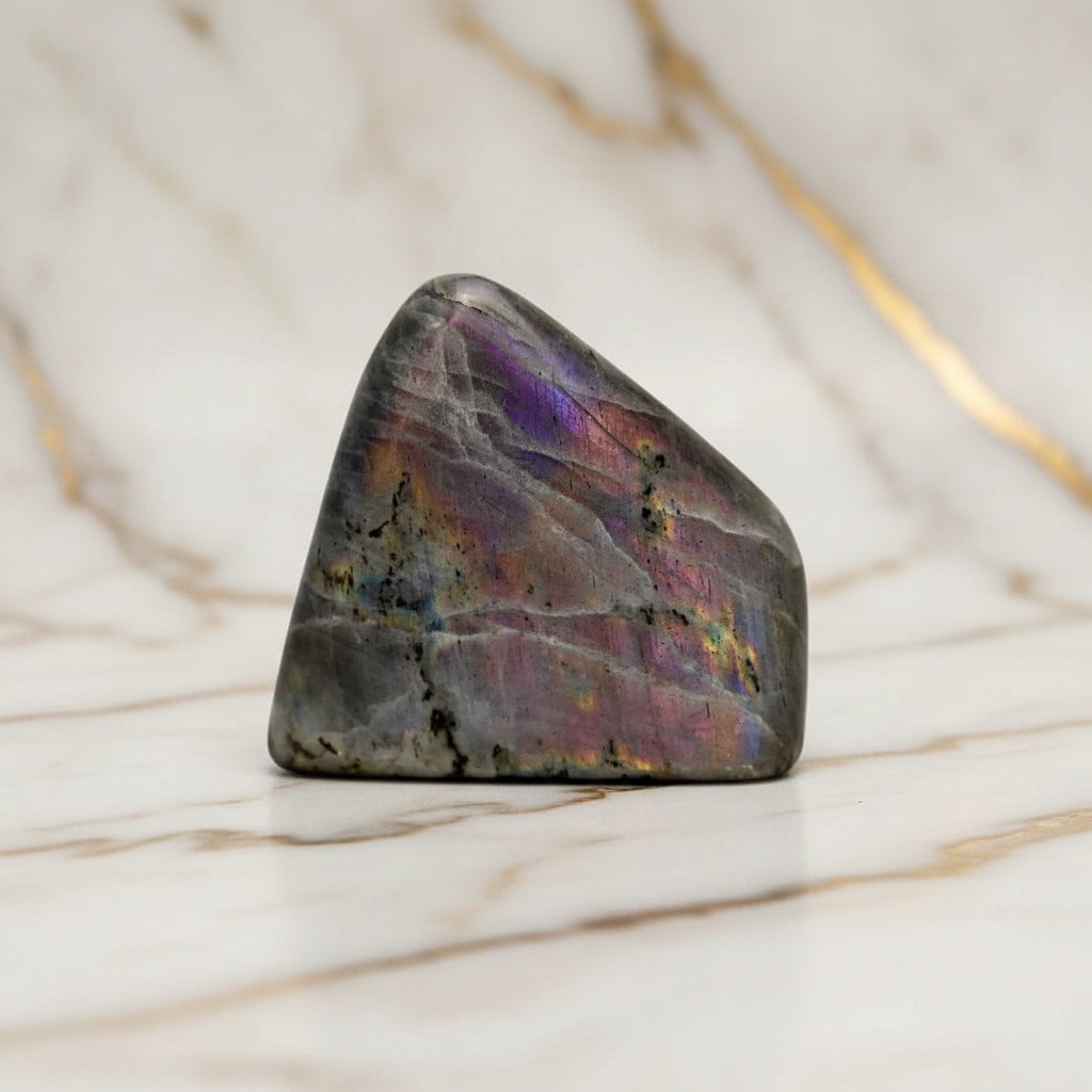 Labradorit Sunset Freiform – Mystisches Farbenspektakel CrystalScents