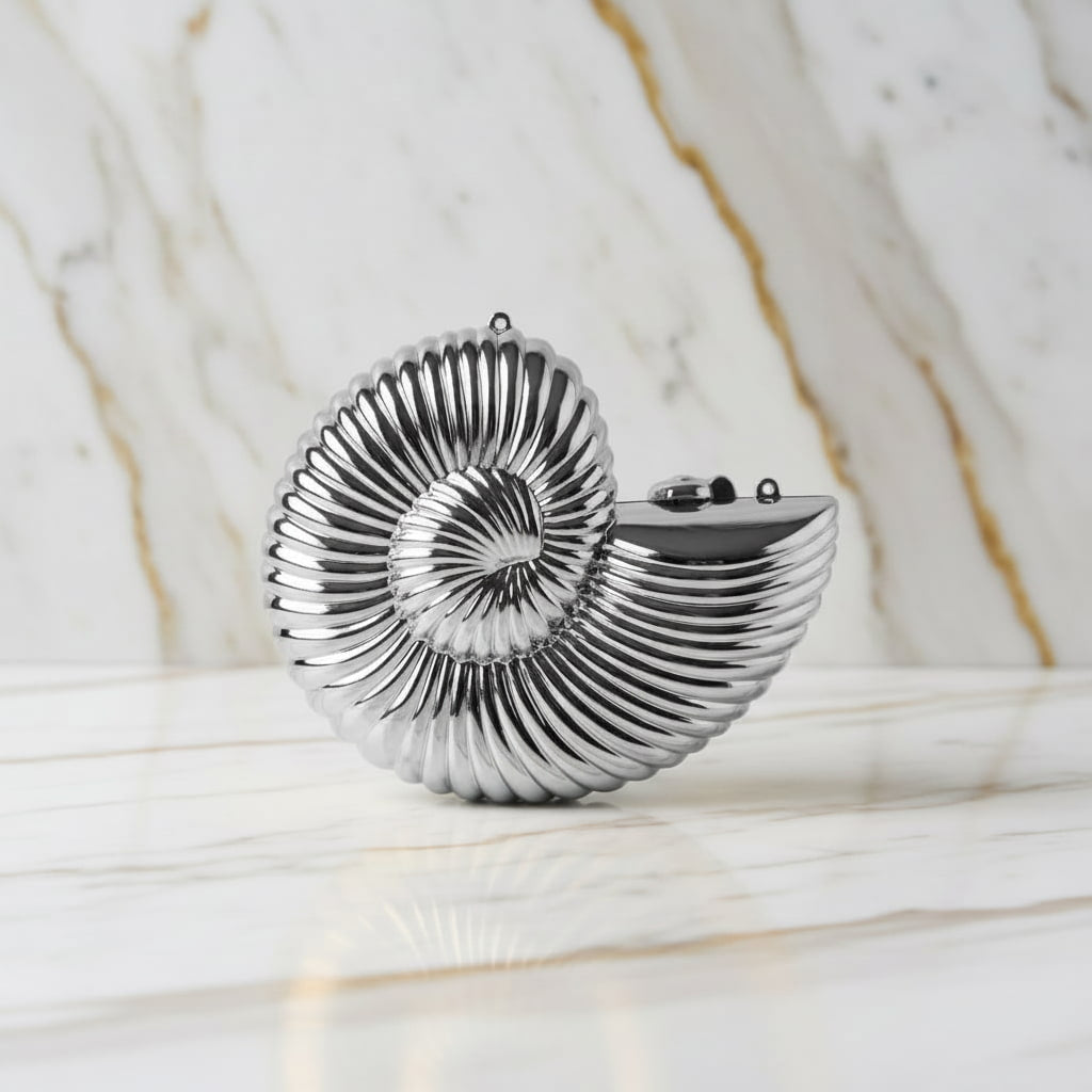 Clutch Muschel in Silber – Statement-Accessoire CrystalScents