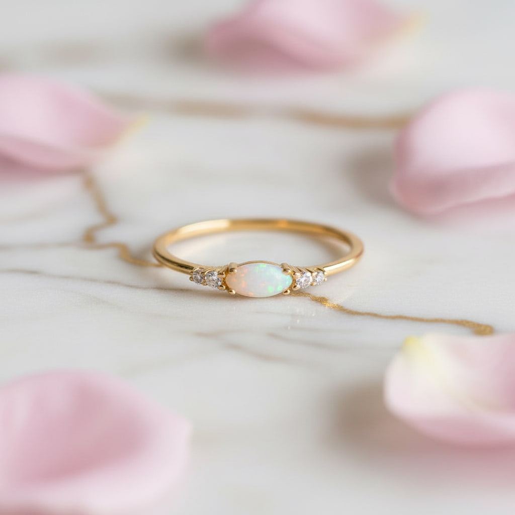 Ring gold mit zartem Opal-Highlight