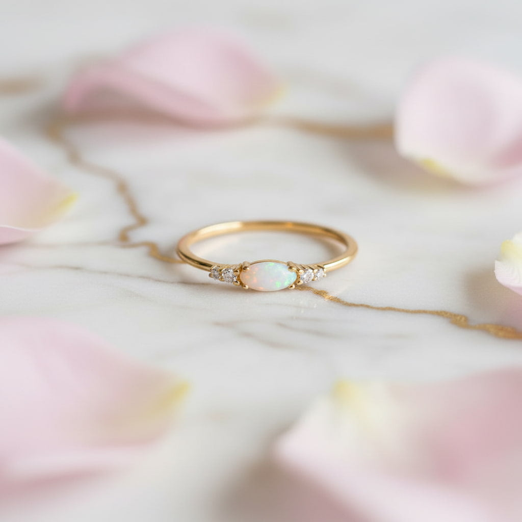 Ring gold mit zartem Opal-Highlight