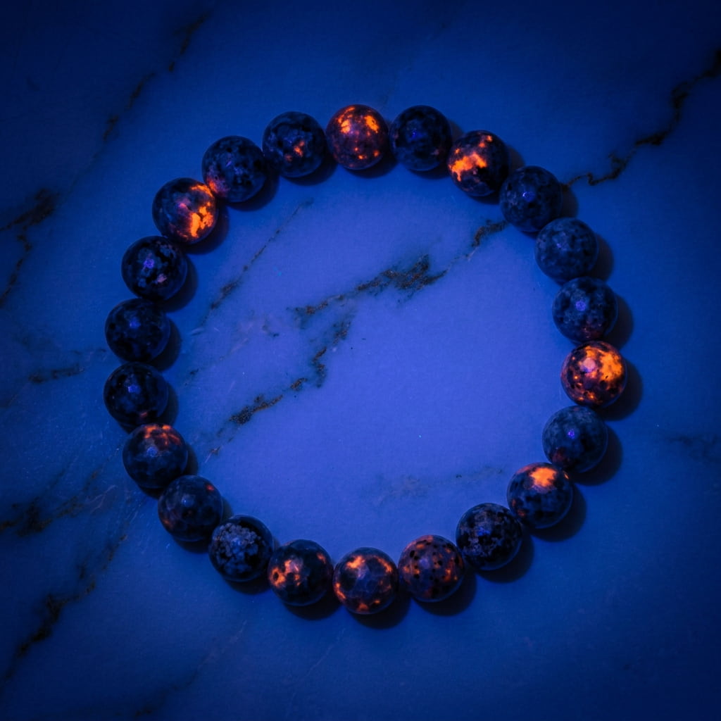 Flammenstein Yooperlite Kugelarmband – Mystisches Leuchten
