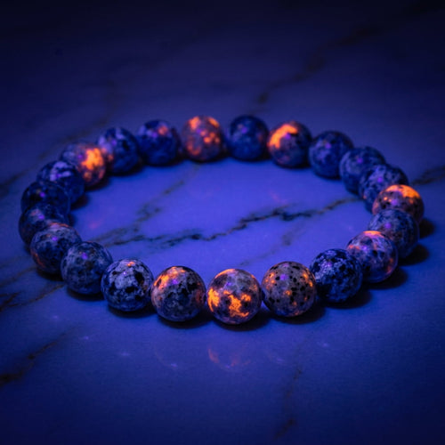 Flammenstein Yooperlite Kugelarmband – Mystisches Leuchten
