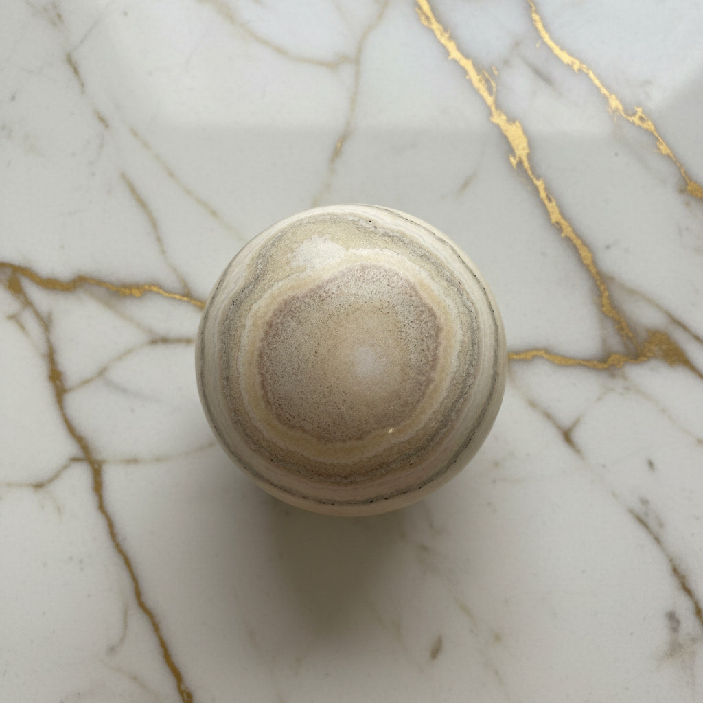 Calcit Kugel – Symbol für Lebensfreude & Kreativität CrystalScents