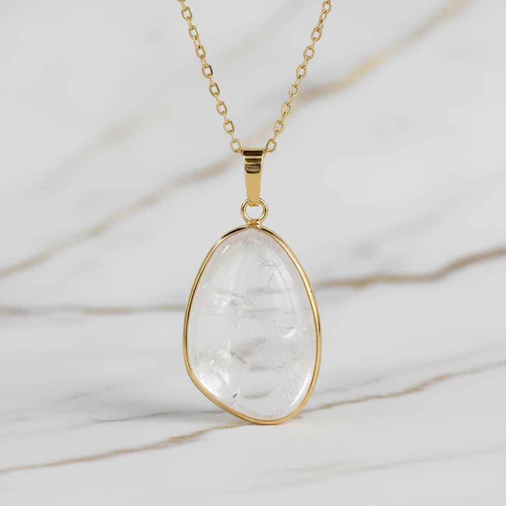 Bergkristall an goldener Kette