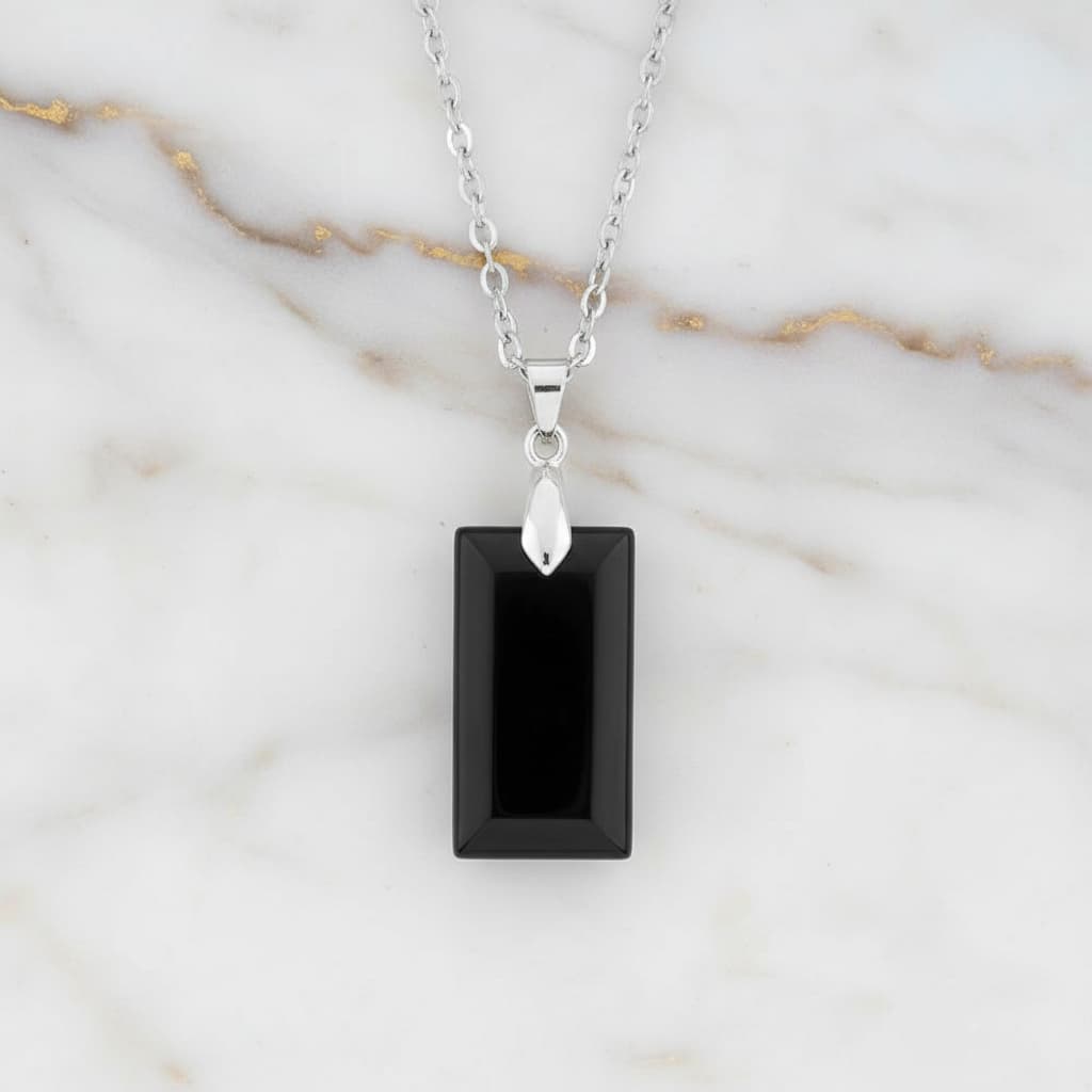Obsidian – Silberne Kette mit geschliffenem Anhänger
