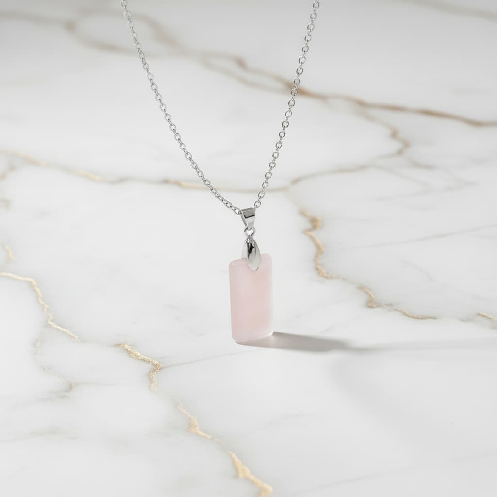 Rosenquarz – Silberne Kette mit geschliffenem Anhänger