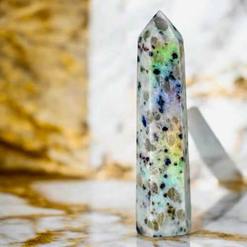 Jaspis Aura Kiwi Obelisk - Voller Magie