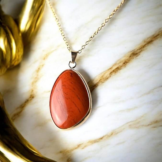 Goldene Kette mit rotem Jaspis-Anhänger