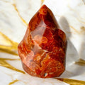 Karneol Flamme – Strahlendes Kristallobjekt in warmen Orange- und Rottönen
