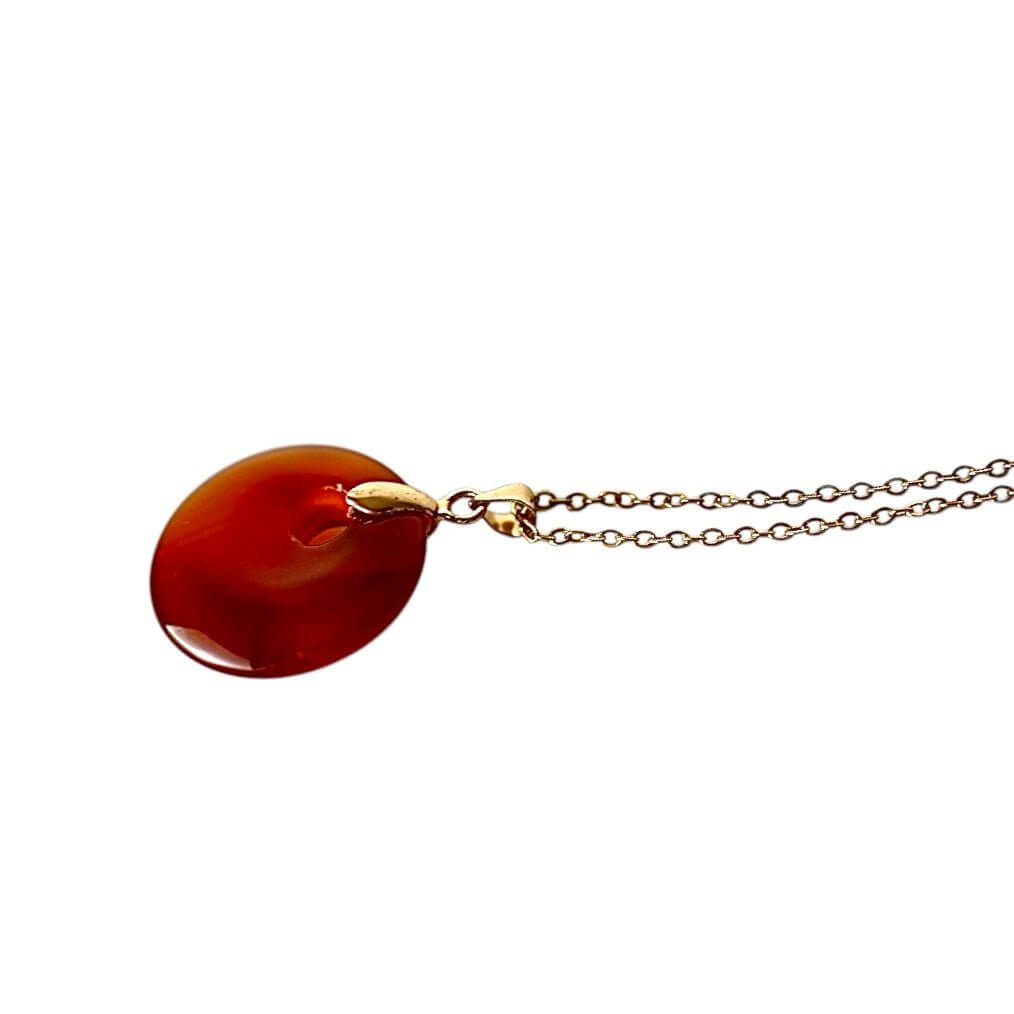 Goldene Kette mit rundem Karneol-Anhänger