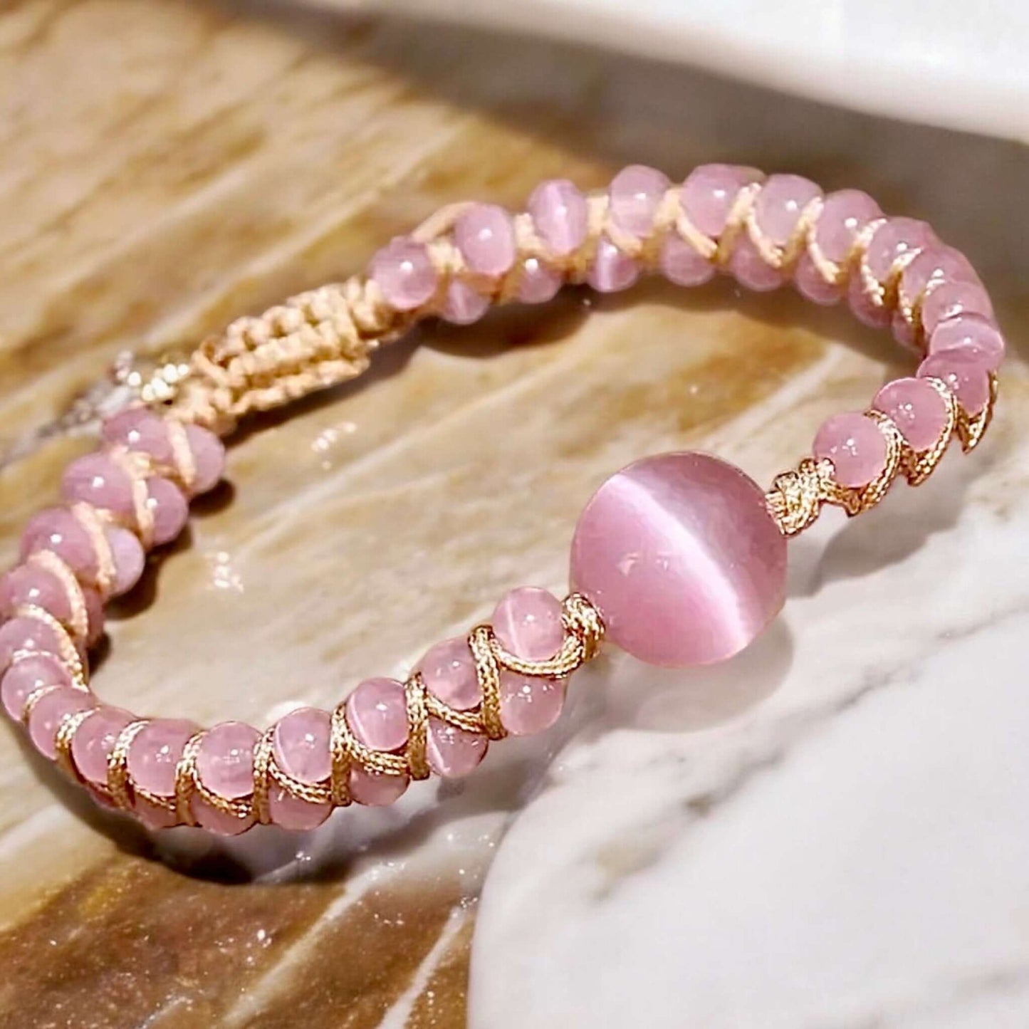 Rosa Katzenauge-Flechtarmband – Stilvolles Accessoire mit sanftem Schimmer