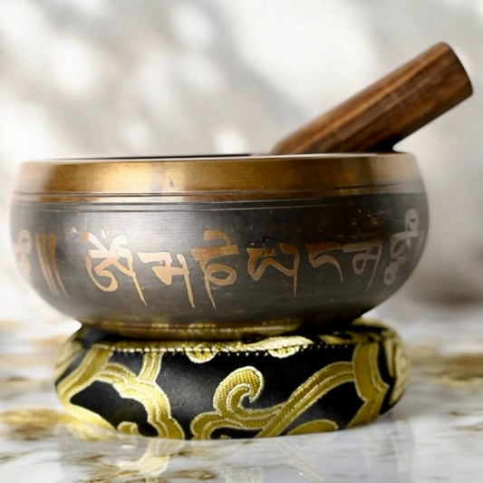 Traditionelle Klangschale in Braun mit schwarzem Kissen – Wohlklang für Seele & Geist