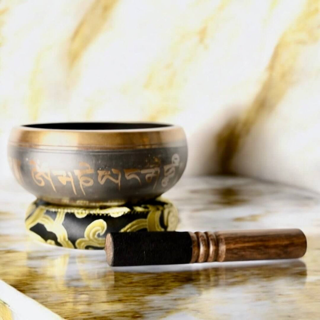 Traditionelle Klangschale in Braun mit schwarzem Kissen – Wohlklang für Seele & Geist