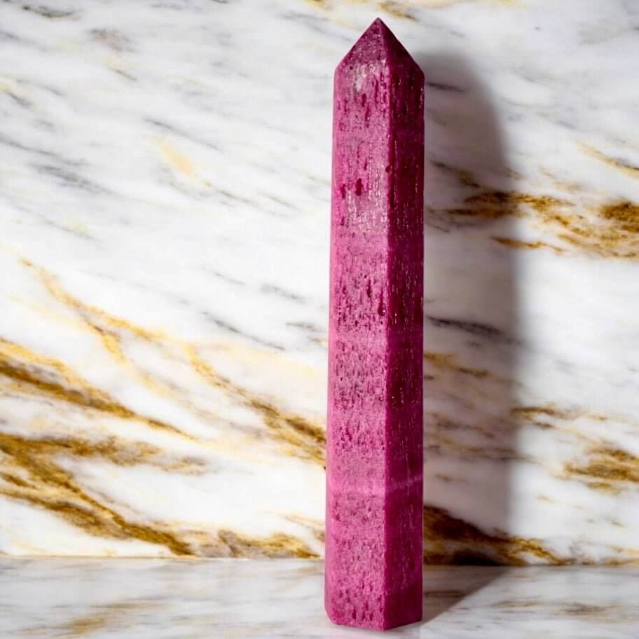 Roter Korund Obelisk - Kraftvoller Farbakzent