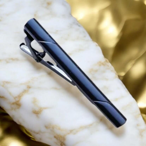 Dunkelblaue Krawattenklammer mit klarer Linienführung