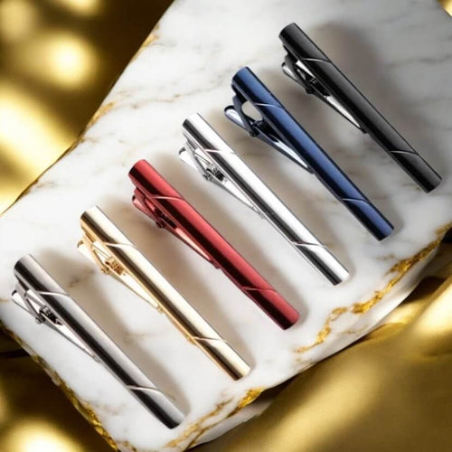 Dunkelblaue Krawattenklammer mit klarer Linienführung